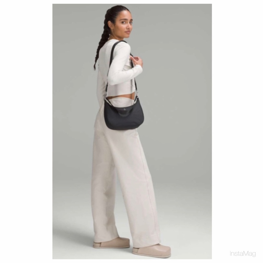 NEW Lululemon Adjustable Mini Shoulder Bag 3L
Black